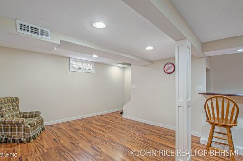 1004 Oakcrest St, Wyoming MI exterior