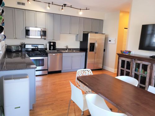 4521 Ashland Ave, Chicago, IL 60609-3250