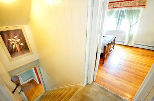 132 Walker St, Manchester CT 06040-4329 exterior