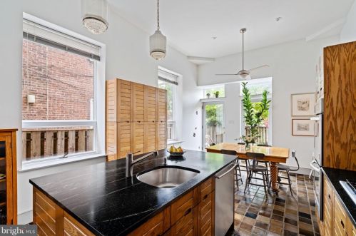 1708 Green St, Philadelphia PA 19130-7023 exterior