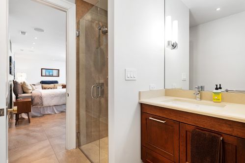 819 Castlewood Ter, Chicago IL  60640-4216 exterior