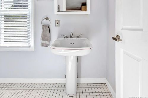 143 St, Seymour CT 06483-2910 exterior