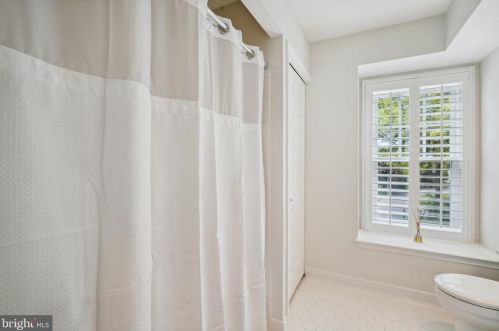 1006 Farm Haven Dr, Rockville MD 20852-4244 exterior