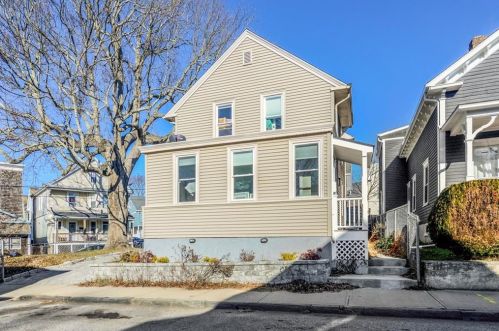 21 Bayview Ave, Middletown, RI 02840-2107