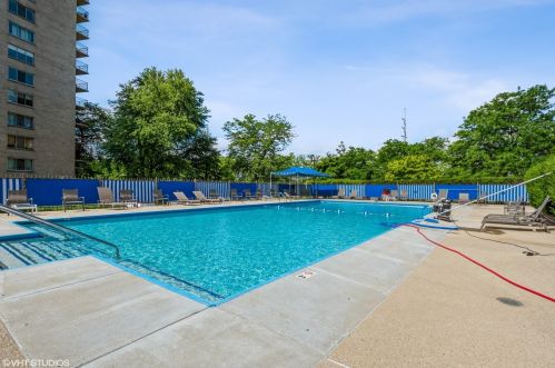 7033 Kedzie Ave, Chicago IL  60645-2845 exterior