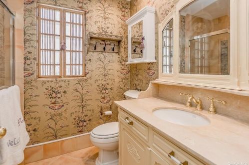 206 Windwatch Dr, Hauppauge NY 11788-3349 exterior