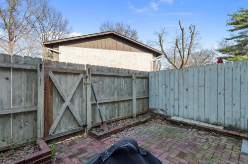 8757 Santa Bella Dr D, Hazelwood MO 63042-2917 exterior