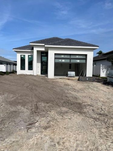 681 93rd Ave, Naples, FL 34108-2438