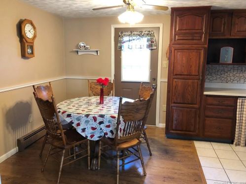 17 Sam St, Enfield CT 06082-5717 exterior