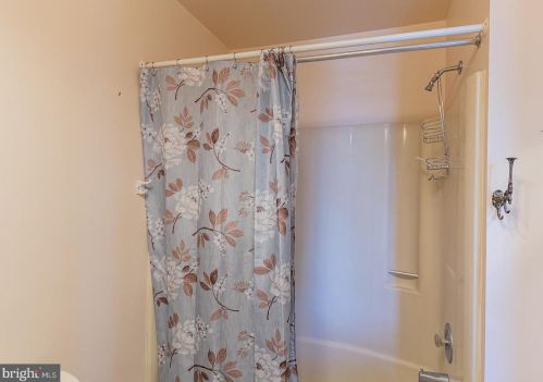 140 Longfellow Dr, Lancaster PA 17602-4048 exterior