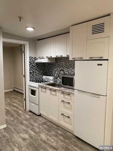 900 River Rd, Edgewater NJ  07020-1280 exterior