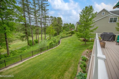 47 Fairwynds Dr, Lenox MA 01240-2729 exterior