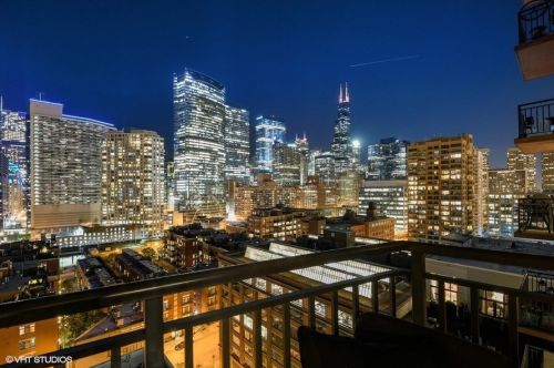 330 Jefferson St, Chicago IL  60661-1105 exterior