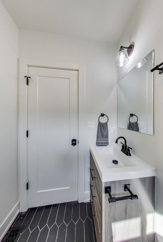 2830 Barry Ave, Chicago IL  60618-7016 exterior