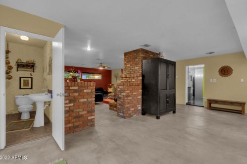 8051 14 Ave, Phoenix AZ 85023-2585 exterior