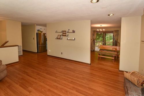 16 Ladd Rd, Ellington CT 06029-3104 exterior