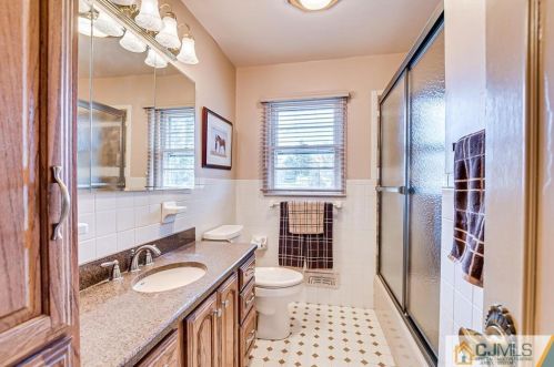 68 Monroe Ave, Edison NJ 08820-3724 exterior