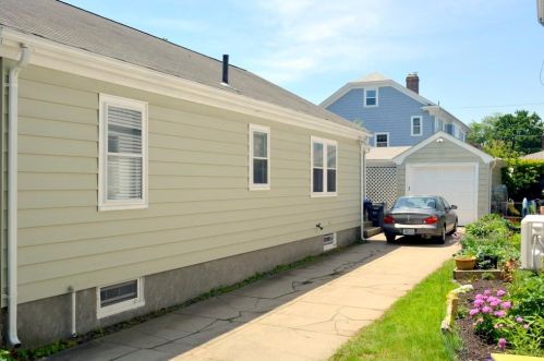 76 Jastram St, Providence, RI 02908-3407