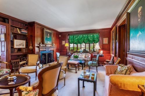 31 Bowery St, Middletown RI 02840-3560 exterior