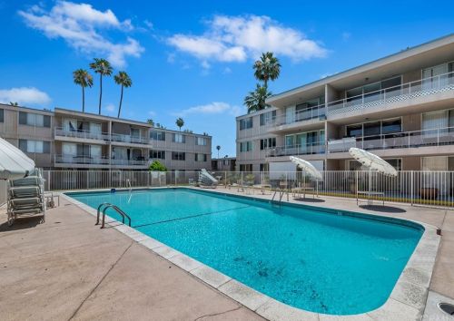 6979 Palm Ct, Riverside CA 92506-2815 exterior