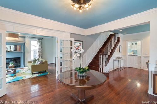 560 Pierce St, Bham, MI 48009-1752