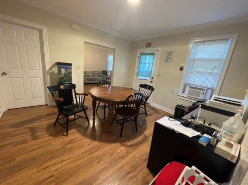 89 Old Broadway, North Haven CT 06473-1606 exterior