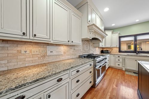 323 Kenmore Ave, Elmhurst IL 60126-3517 exterior