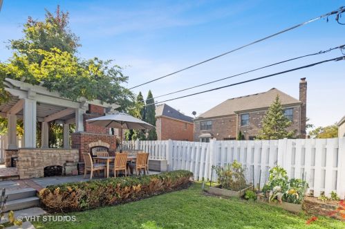 832 Colfax Ave, Elmhurst IL 60126-4535 exterior