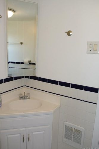 16 Stevens St, Milford CT 06460-7868 exterior