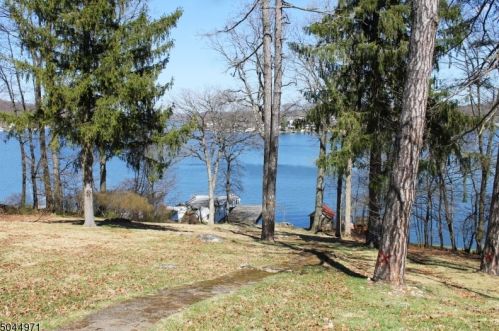 27 Point Pleasant Rd, Hopatcong, NJ 07843-1324