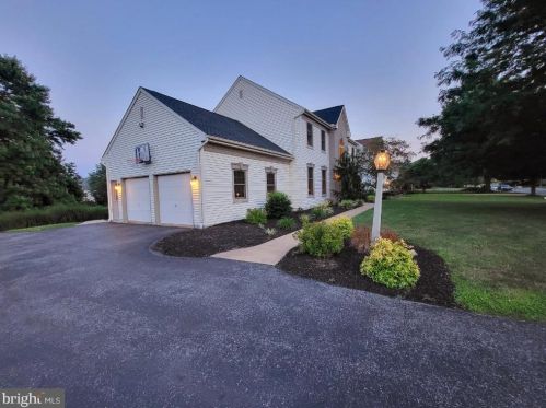 1121 Sunwood Ln, Lancaster PA  17601-7104 exterior