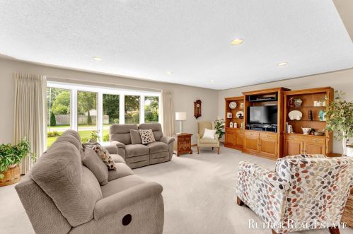 2112 Emens Dr, Meskegon MI 49444-4445 exterior