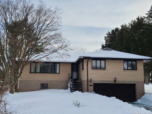 99 Elm St, North Haven, CT 06473-2509