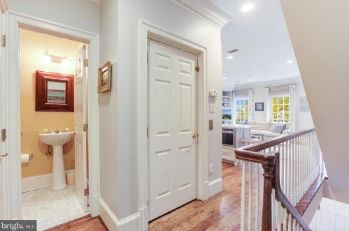 11 Wilkes St, Alexandria VA 22314-3856 exterior