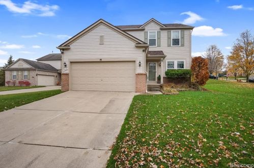 823 Cyn Crk Dr, Holly MI 48442-1560 exterior