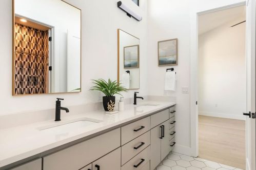 8512 Appalachian Dr, Austin TX 78759-7930 exterior