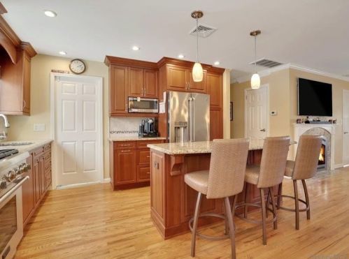 6 Arnold Ln, Commack NY 11725-3901 exterior