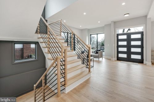 1422 Mayflower Dr, Mc Lean VA 22101-5615 exterior