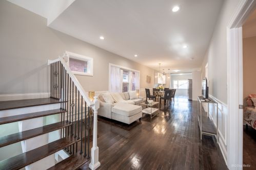 7616 Luella Ave, Chicago IL 60649-4108 exterior