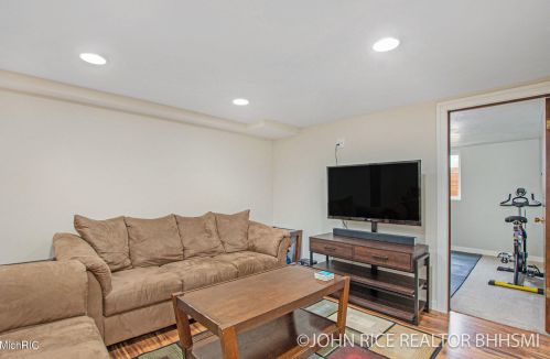 1004 Oakcrest St, Wyoming MI exterior