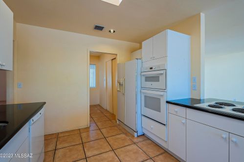 5860 Swan Rd, Tucson AZ 85718-5433 exterior