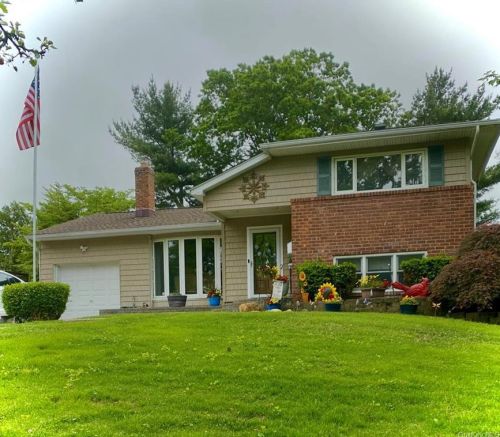 28 Genesee Dr, Commack, NY 11725-4008