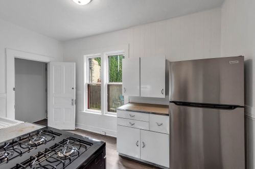 1560 Wealthy St, Grand Rapids MI 49506-2748 exterior