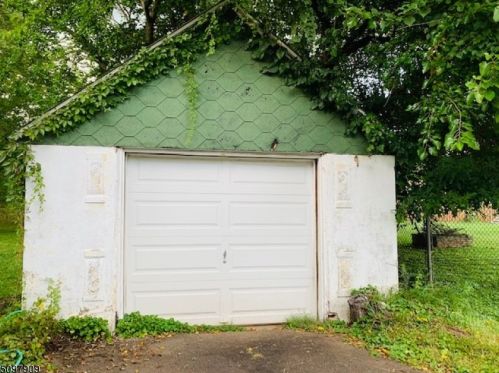 72 Pine St, Bridgewater NJ 08807-2719 exterior