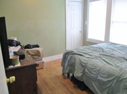 19 Bedford Ave, Middletown NY 10940-6419 exterior