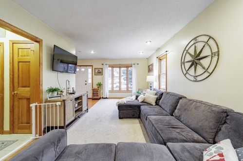 201 Winterset Dr, Springfield, MA 01129-1852