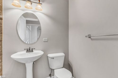 1927 Diversey Pkwy, Chicago IL  60614-3799 exterior