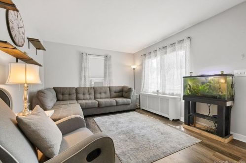 33 Deerfield Dr, Manchester CT 06040-3819 exterior