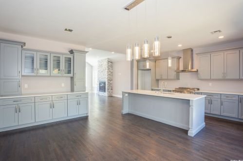 85 Blake Ave, Bohemia, NY 11716-3401