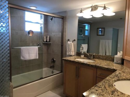 5550 Heron Point Dr, Naples FL 34108-2848 exterior